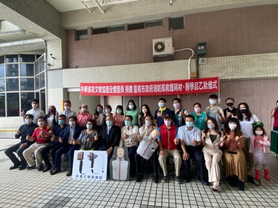 中華強友文教協會全體會員捐贈影像式喉頭鏡、半身訓練用Q安妮及其他救護器(耗)材、醫藥品，回饋社會